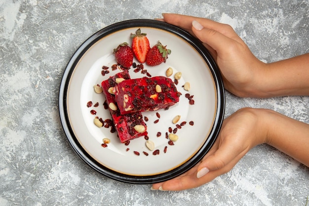 Osoba trzymająca talerz z jedzeniem